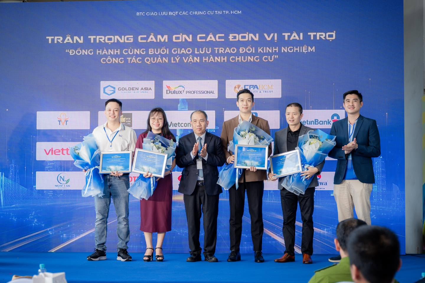 Đại biểu và Ban Quản trị các nhà chung cư chụp ảnh lưu niệm tại chương trình lần 1.